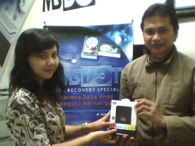 Pemenang Undian Harddisk Gratis Periode-8 Job Pertamina S2978 (kanan) di MsDOT Surabaya