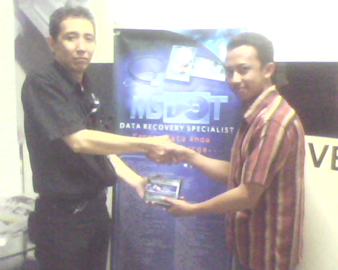 Pemenang Undian Harddisk Gratis Periode-5 Bpk. Bapak Justinus-S1982 (kiri) di MsDOT Surabaya
