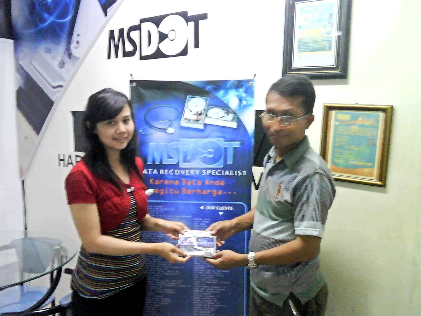 Pemenang Undian Harddisk Gratis Periode-4 Bpk. Roland–S1723 (Kanan) di MsDOT Surabaya